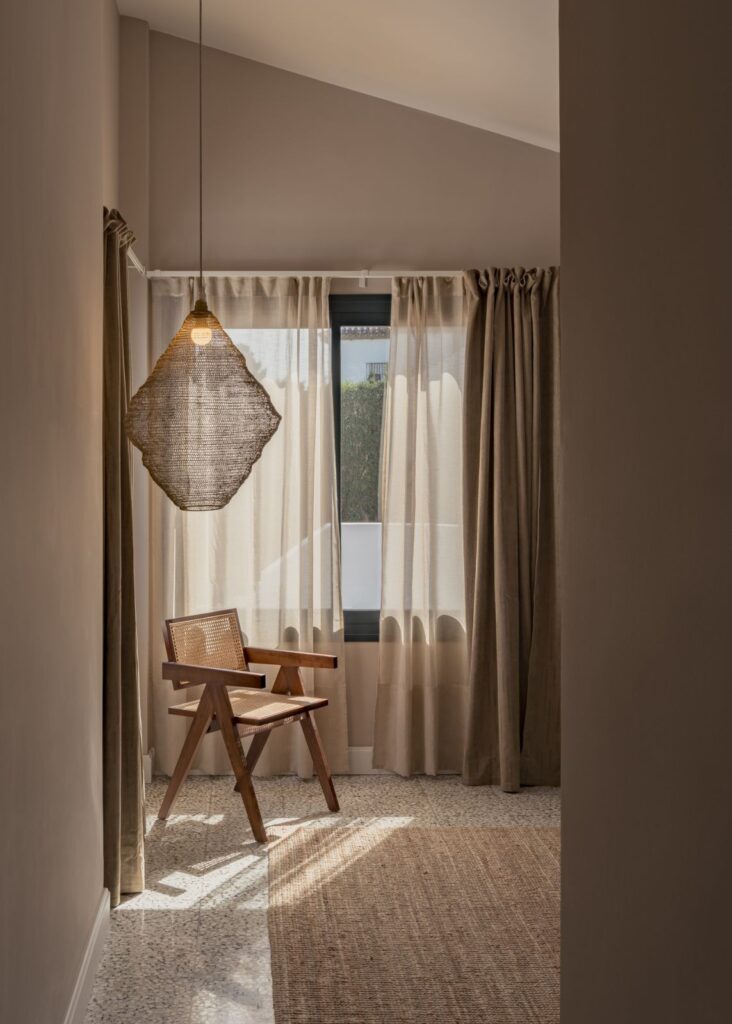 Schlafzimmer von Casa Aroa mit Sessel, Wohnhaus in Pinares de San Antón (Málaga) von Klic Arquitectos