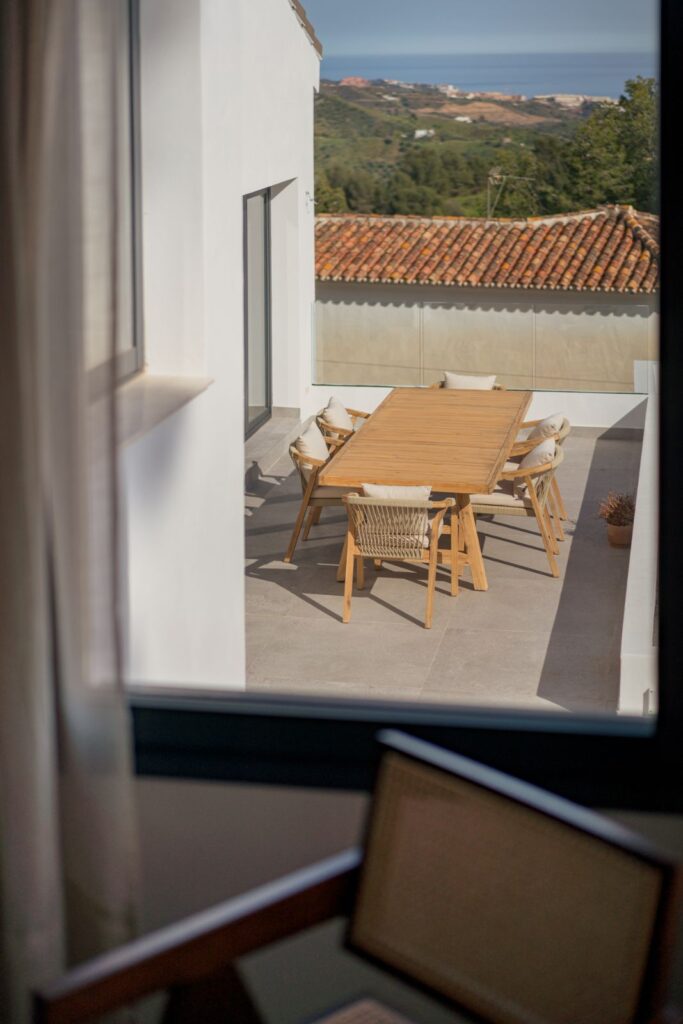 Außenterrasse von Casa Aroa, Wohnhaus in Pinares de San Antón (Málaga) von Klic Arquitectos