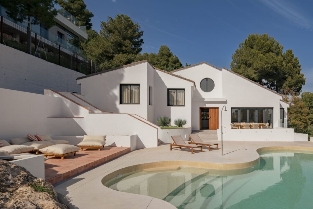 Casa Aroa, reforma con interiorismo en Pinares de San Antón (Málaga) · Klic Arquitectos
