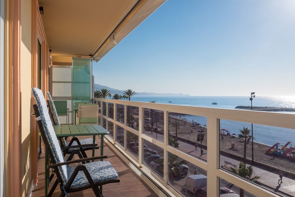 Terraza con vistas al mar de Casa T&A, reforma con interiorismo en el Paseo Marítimo de Fuengirola (Málaga) por Klic Arquitectos