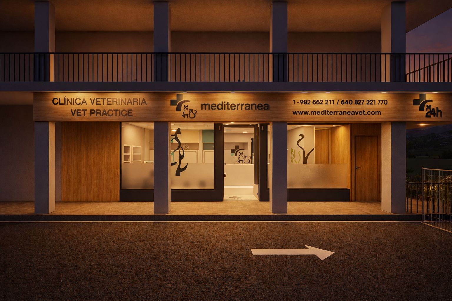 Beleuchtete Nachtfassade der Tierklinik Mediterránea in Estepona