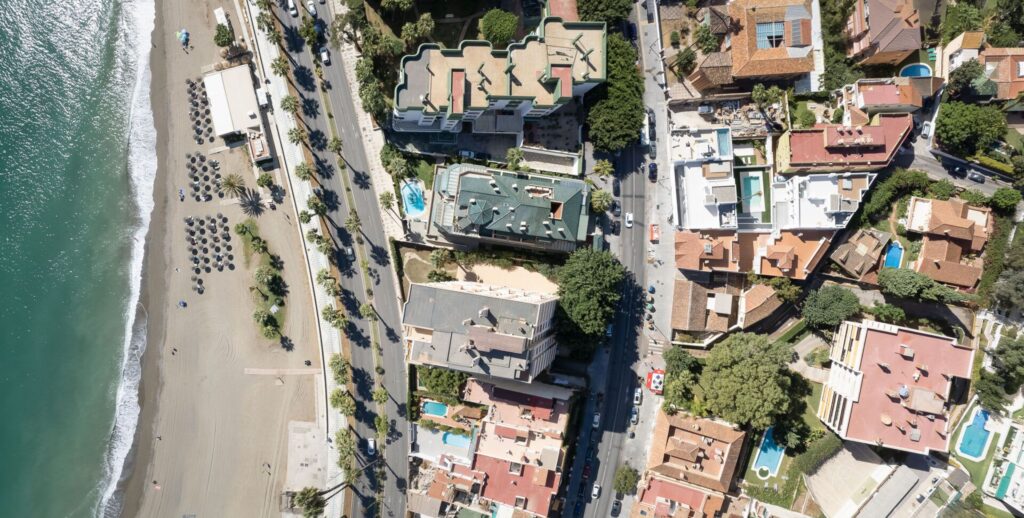 Vivienda multifamiliar Pintor Sorolla 15-17, Limonar Bajo, Málaga – fachada principal por Klic Arquitectos