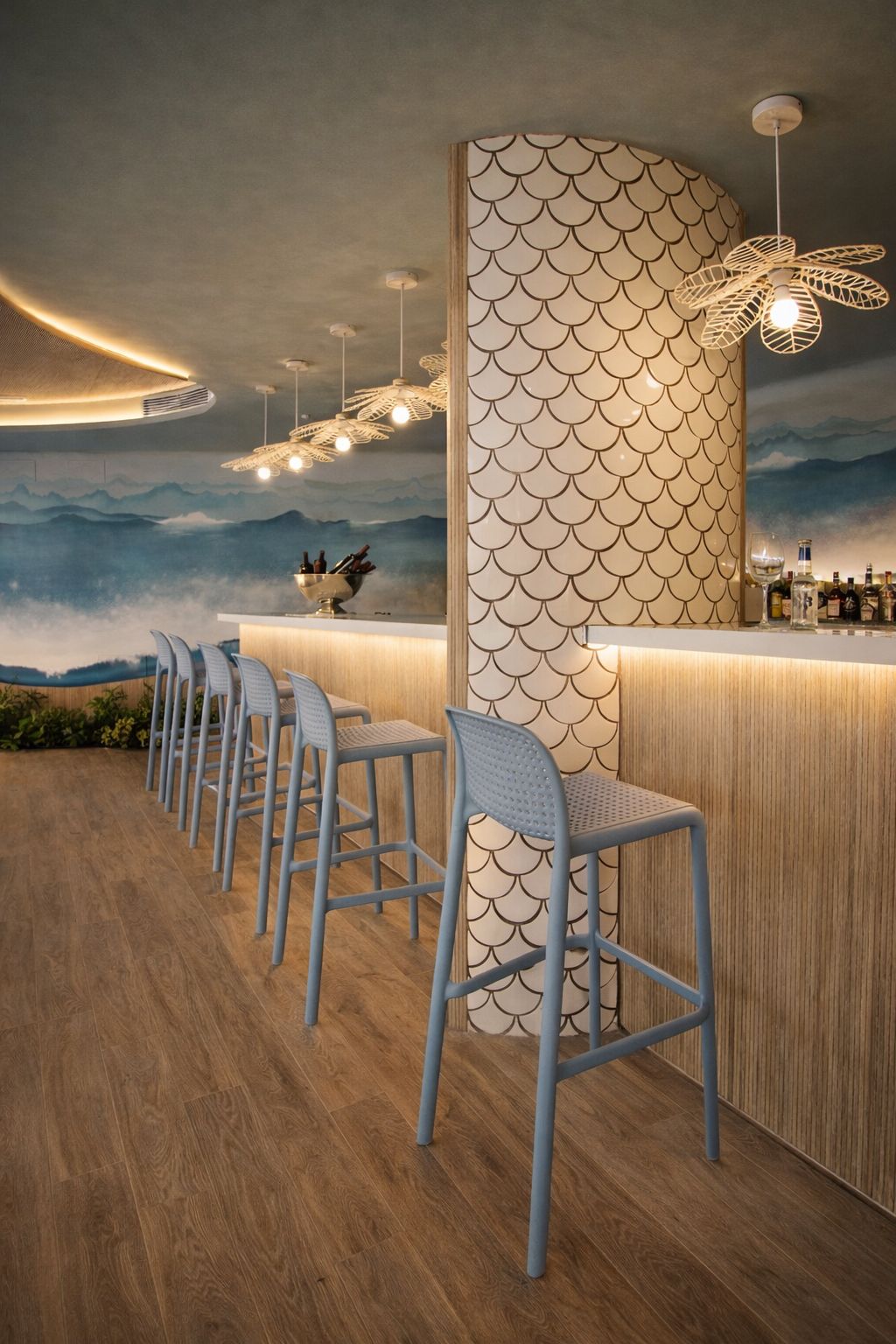 Infografía · Bar de hotel con barra alta y mural de pájaros · arquitectura hotelera · Klic Arquitectos