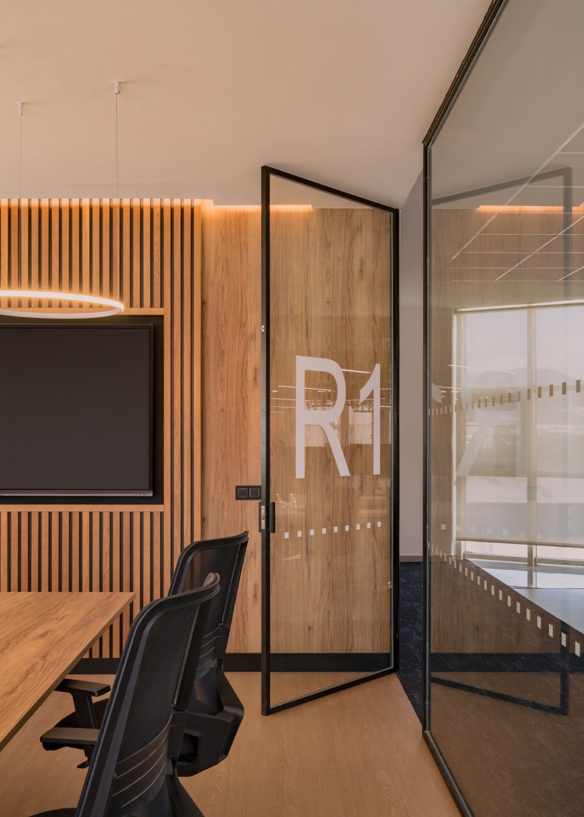 Sala de reuniones R1 con vinilos sobre vidrio · oficinas Solbyte en el Polígono Industrial Guadalhorce, Málaga · diseño de Klic Arquitectos