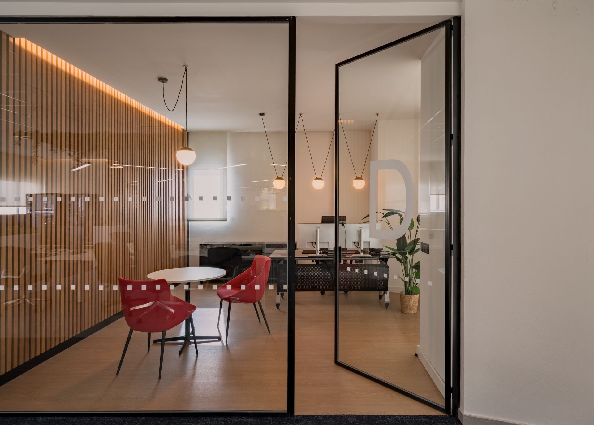 Acceso a sala de reuniones acristalada · oficinas Solbyte en el Polígono Industrial Guadalhorce, Málaga · diseño de Klic Arquitectos