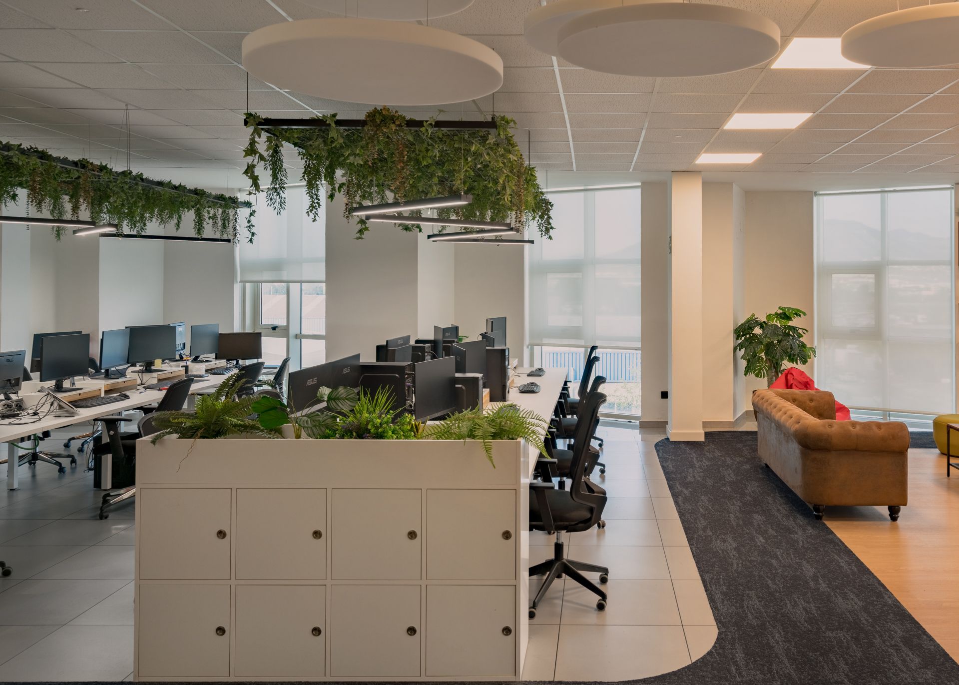 Open space con jardinera suspendida · oficinas Solbyte en el Polígono Industrial Guadalhorce, Málaga · diseño de Klic Arquitectos