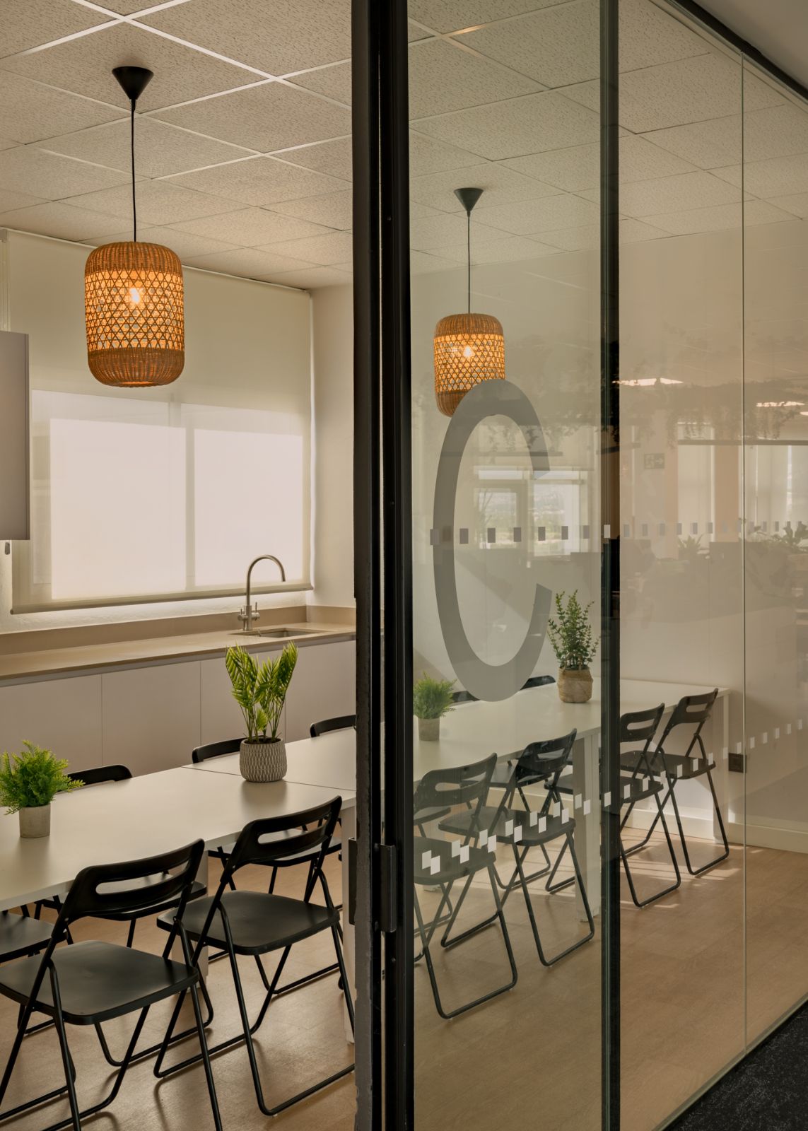 Comedor y cafetería con cocina abierta · oficinas Solbyte en el Polígono Industrial Guadalhorce, Málaga · diseño de Klic Arquitectos