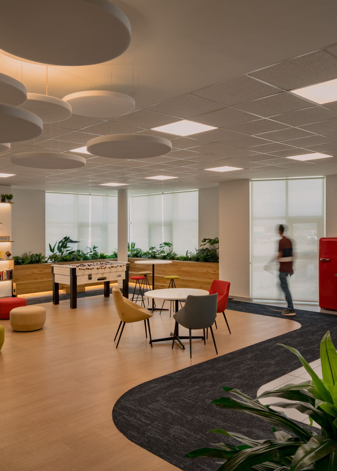 Zona de descanso activo con futbolín · oficinas Solbyte en el Polígono Industrial Guadalhorce, Málaga · diseño de Klic Arquitectos