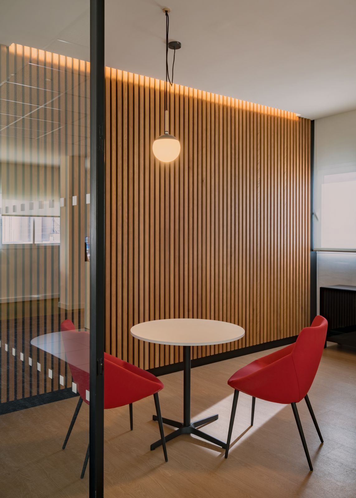 Phone-booth con butacas rojas · oficinas Solbyte en el Polígono Industrial Guadalhorce, Málaga · diseño de Klic Arquitectos