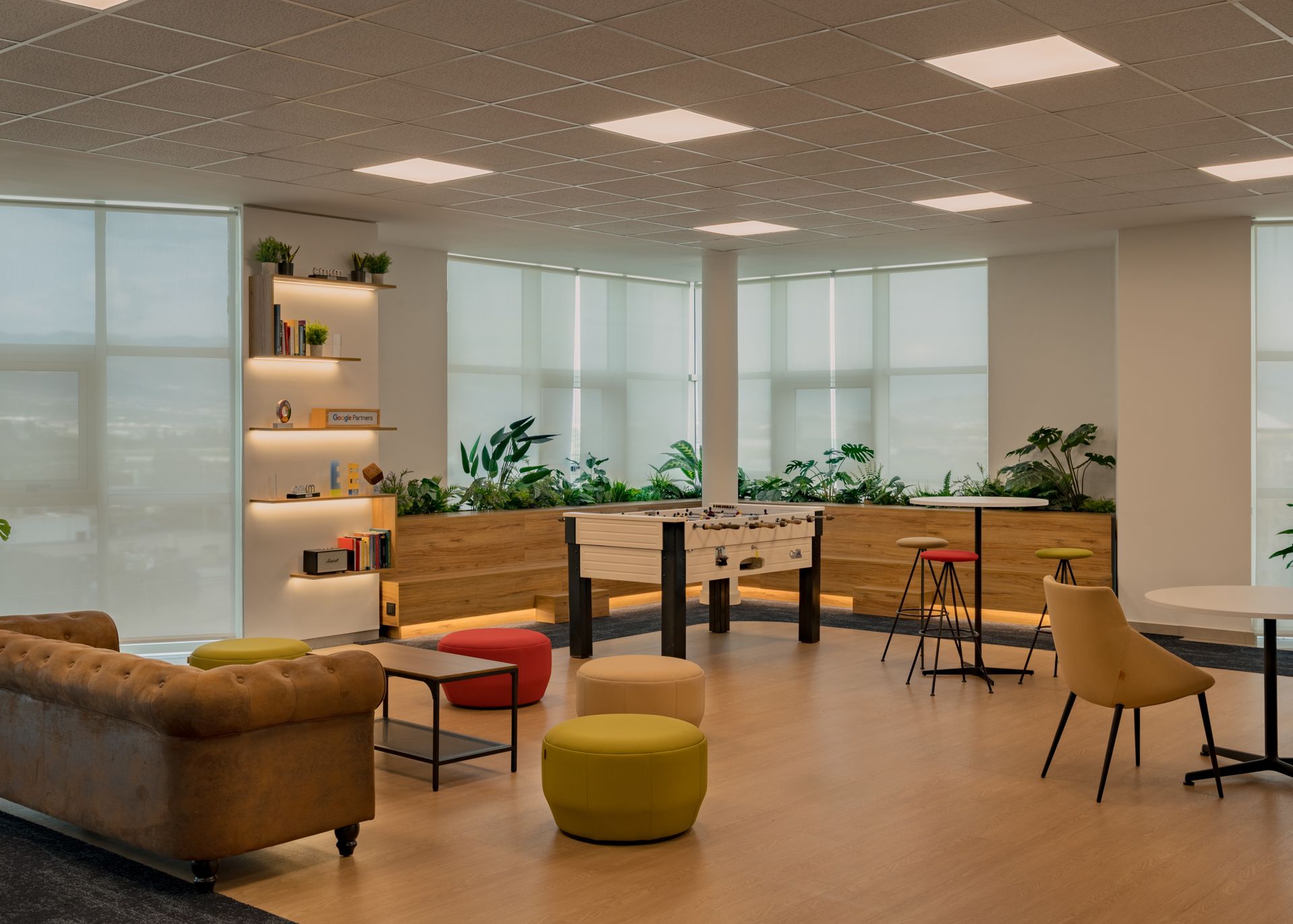 Zona de café con sofá chesterfield · oficinas Solbyte en el Polígono Industrial Guadalhorce, Málaga · diseño de Klic Arquitectos
