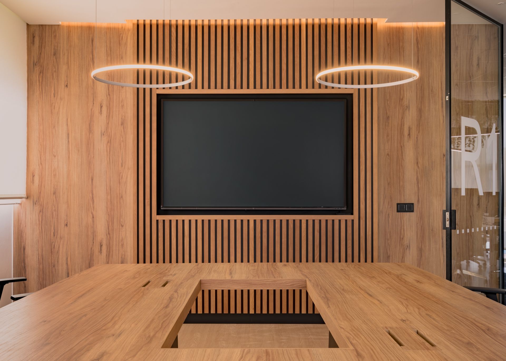 Sala de reuniones con TV de las oficinas Solbyte en Málaga por Klic Arquitectos