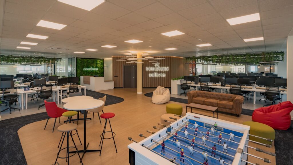 Zona de desconexión de las oficinas Solbyte en Málaga por Klic Arquitectos