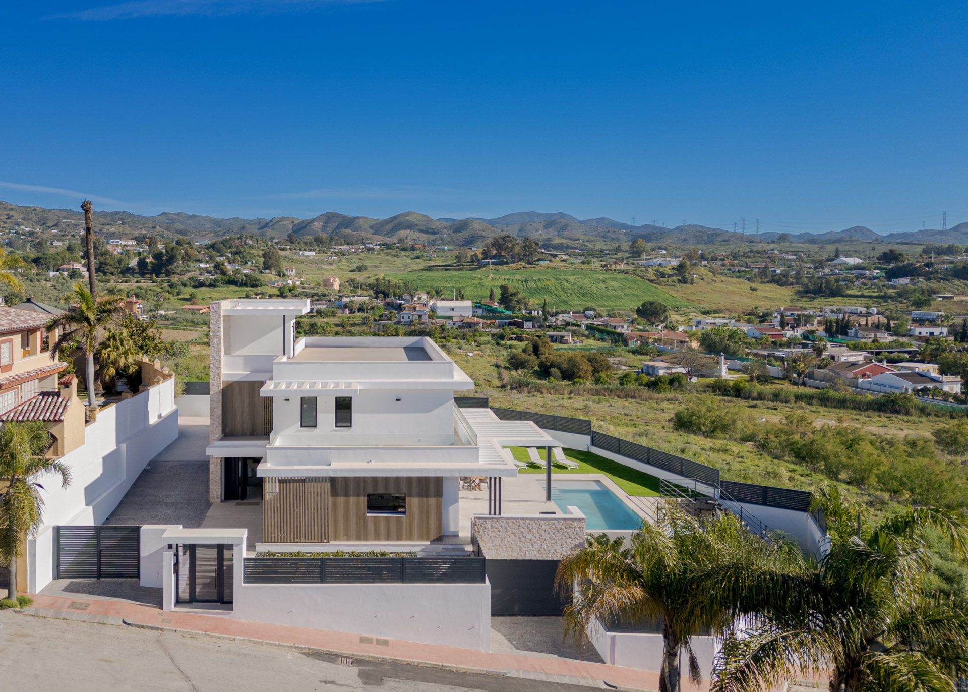 Villa en Cártama, vista aérea con piscina y montañas · Klic Arquitectos