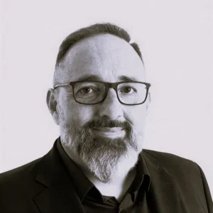 Portrait en noir et blanc de Juan Goñi, cofondateur de Klic Arquitectos